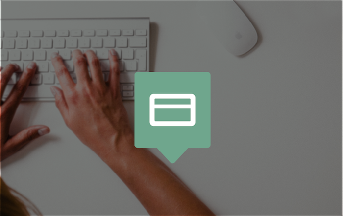 EasyPay-ikon i grönt. I bakgrunden en mörkad bild som visar en hand som skriver på ett tangentbord. 