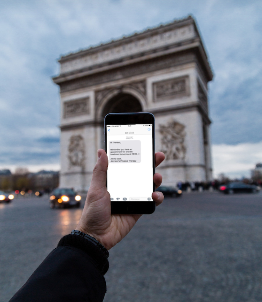 Person håller i en mobil med text på i frankrike