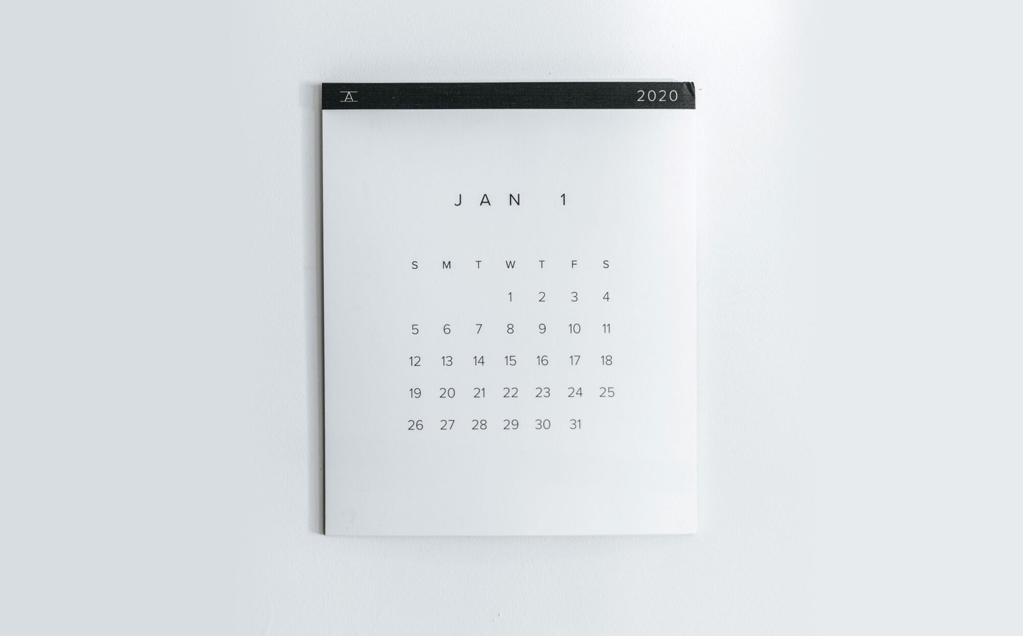 En kalender hänger på en vägg och visar januari månad