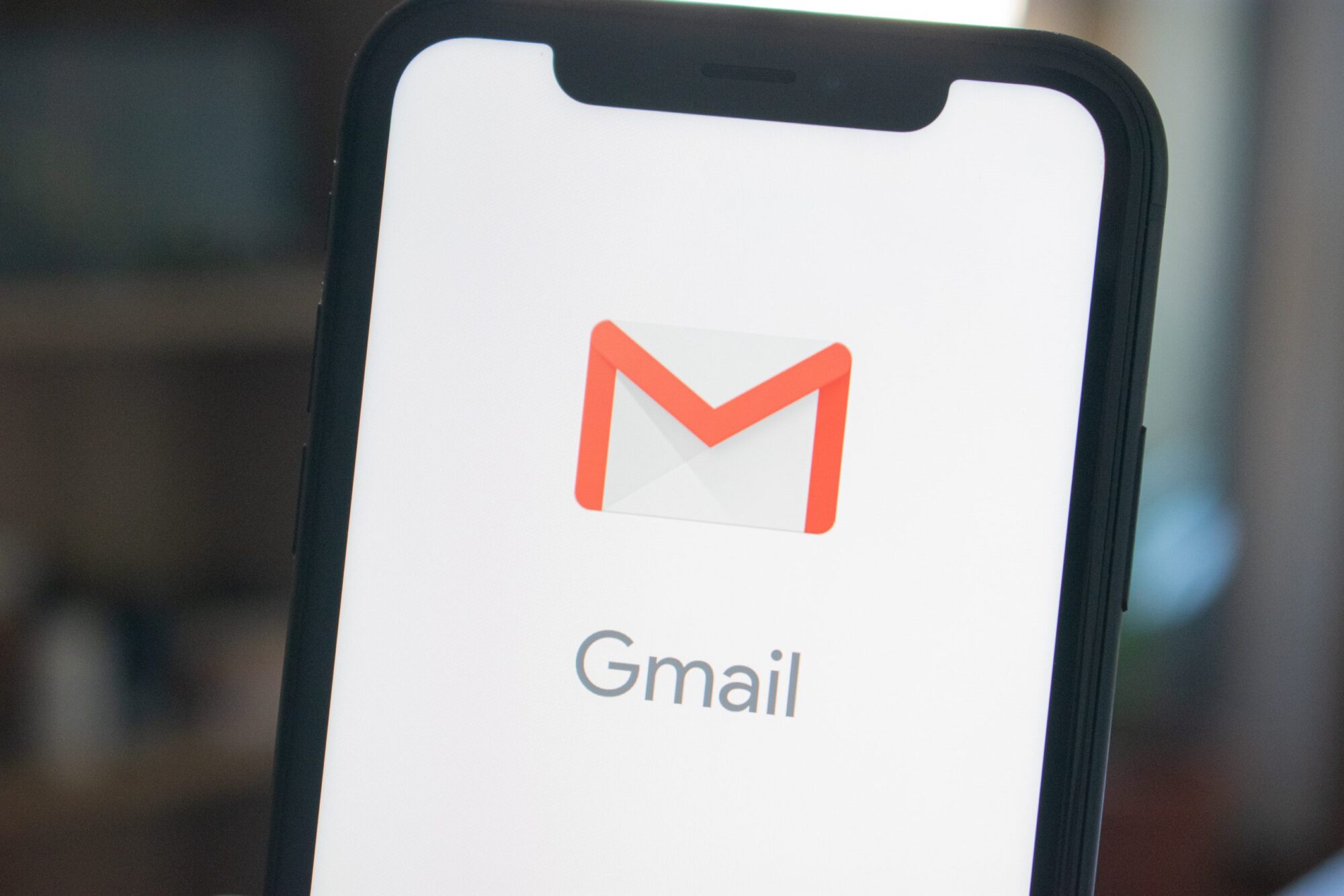 svart telefon med applikationen gmail öppen