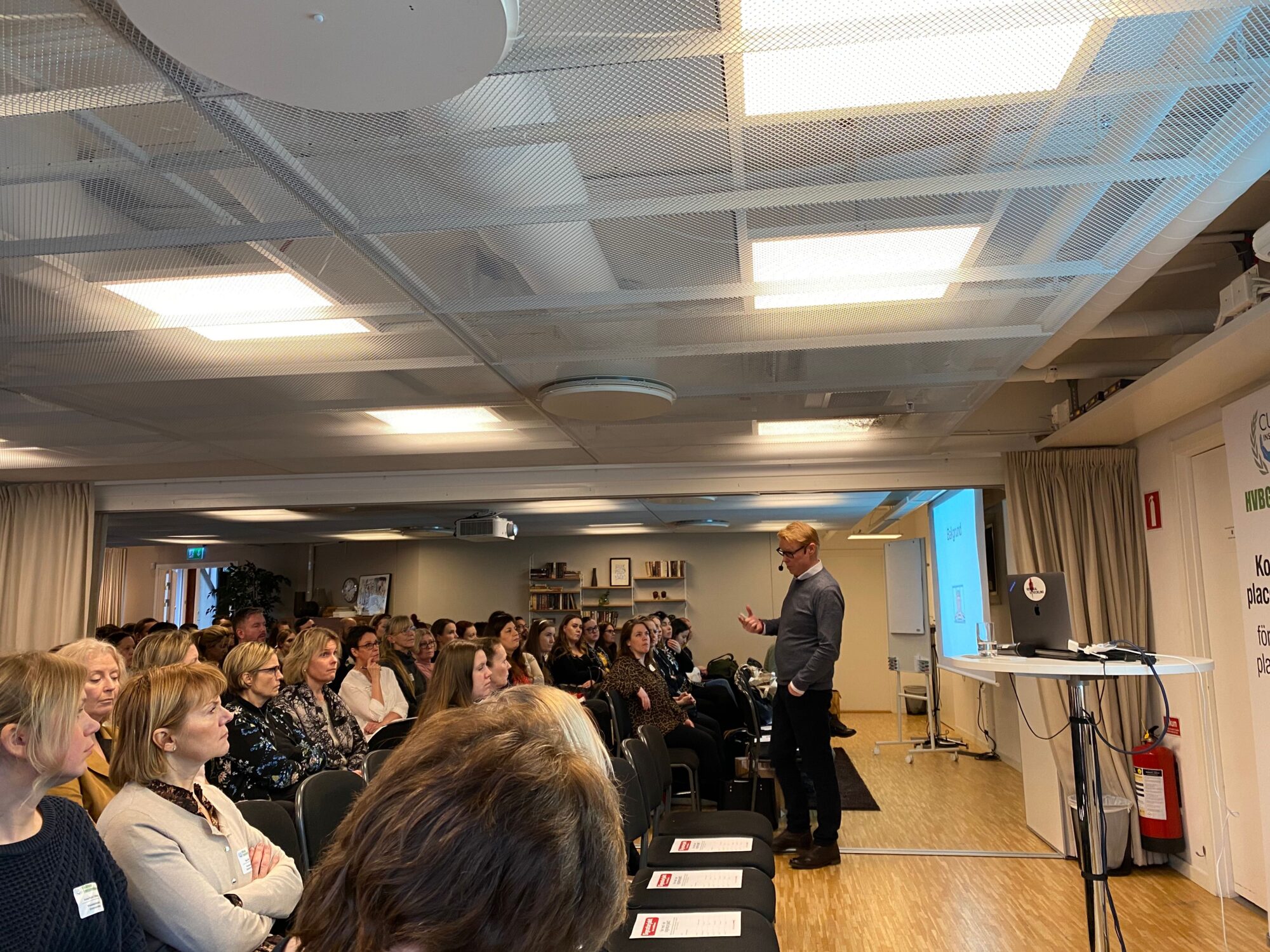 Robert, founder of Vertikal Utveckling (Vertical Development) during a presentation standing in front of an audience