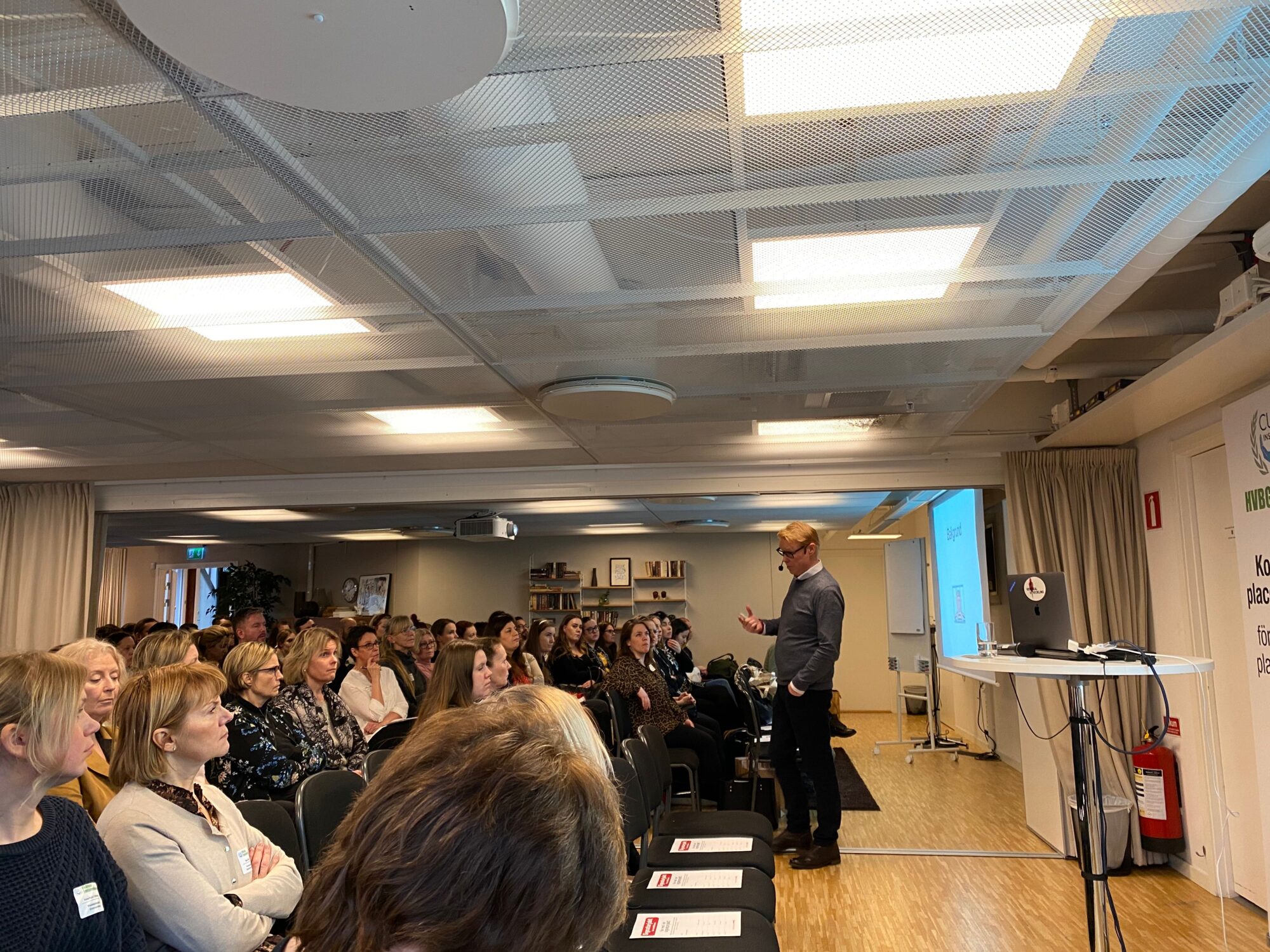 Robert, founder of Vertikal Utveckling (Vertical Development) in front of an audience at a conference