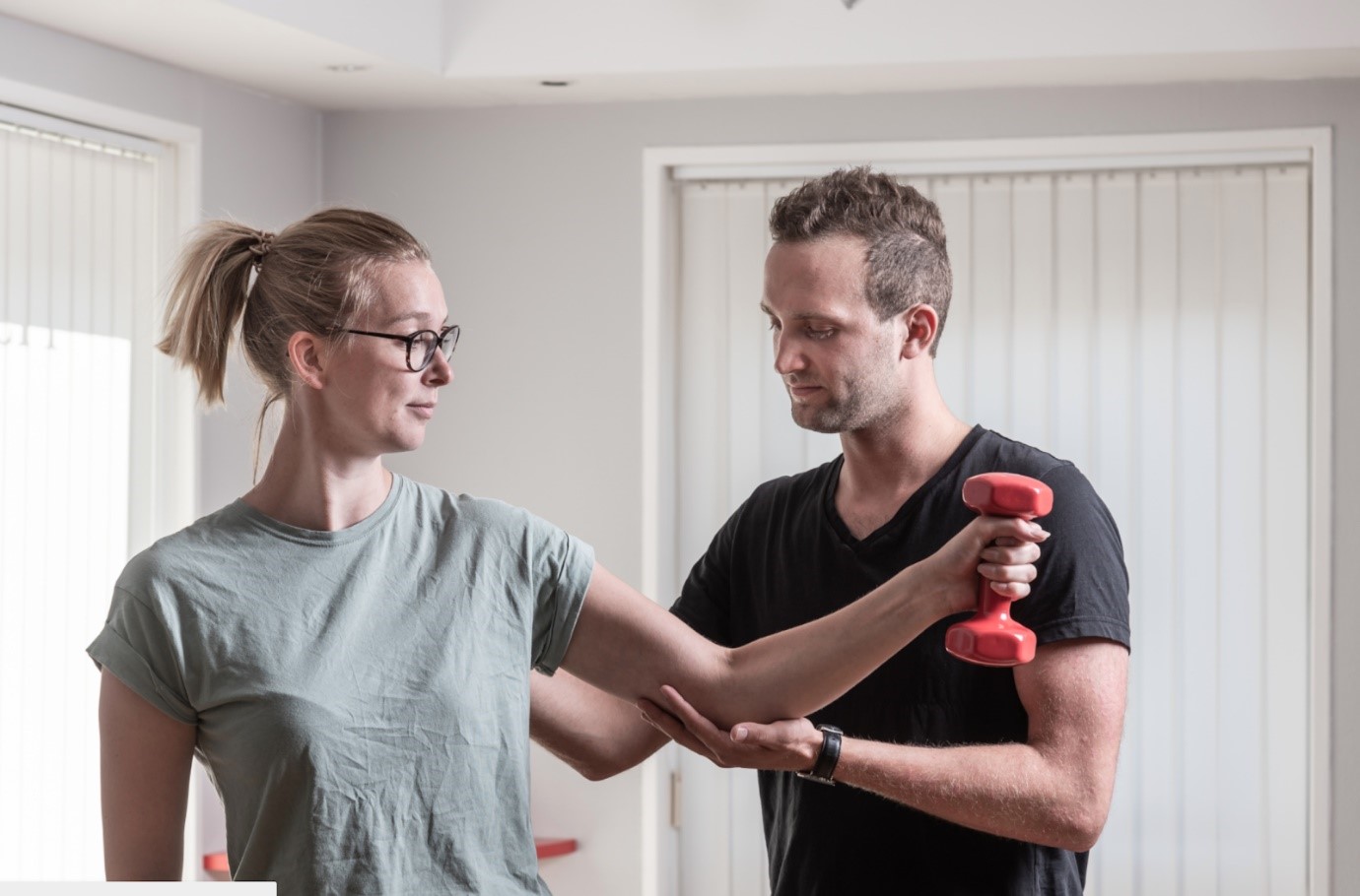 Thomas Vain-Nielsen hjälper en klient med fysioterapi