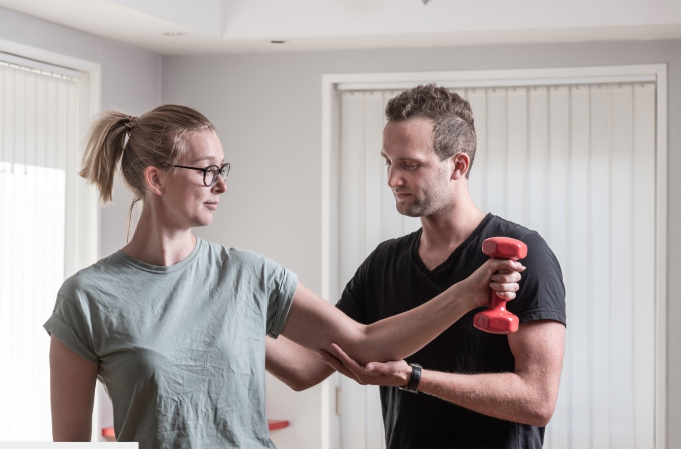 Robert står bredvid kollegan från Vertikal Utveckling och gör 'tysta tecknet' med fingret. 