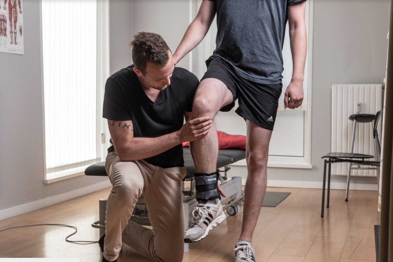 Thomas Vain-Nielsen and a patient during a therapy session