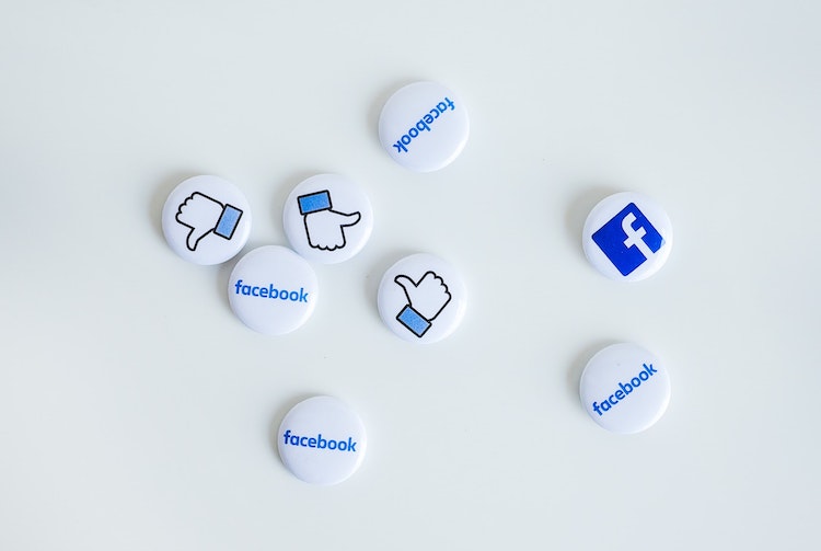 Image of some buttons with the like and Facebook logo