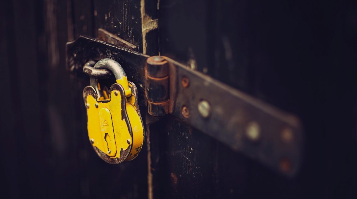 Ett gult lås på en gammal dörr