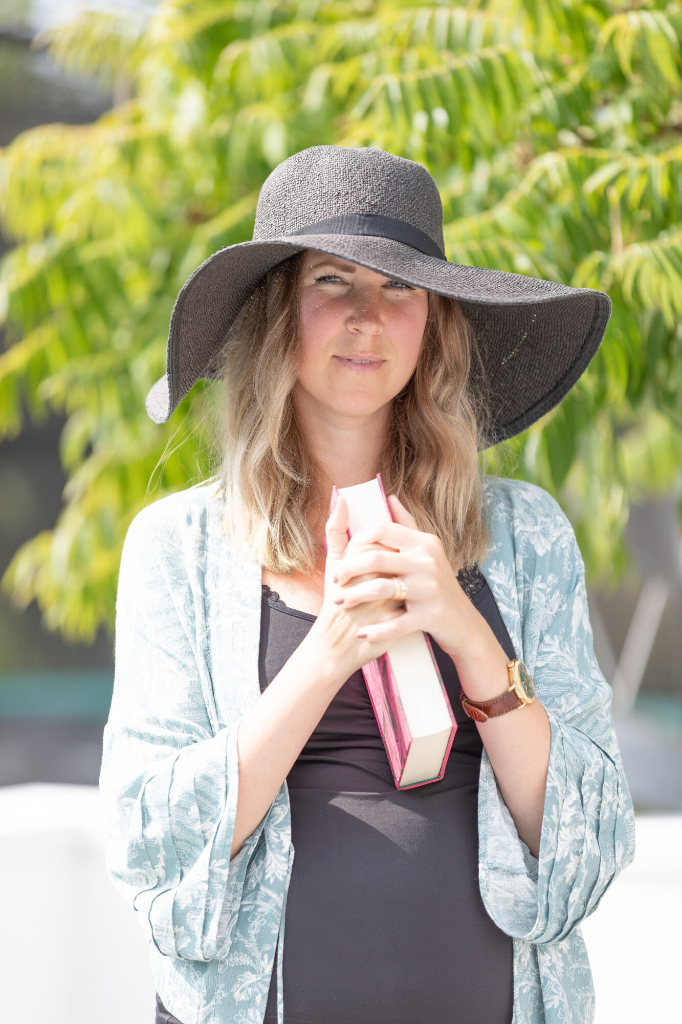 Portrait of Maria Särén standing outdoor and holding a thermoss