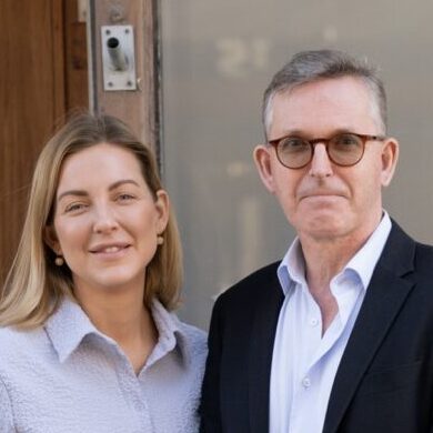 Founders of Humlegårdskliniken standing in front their clinic