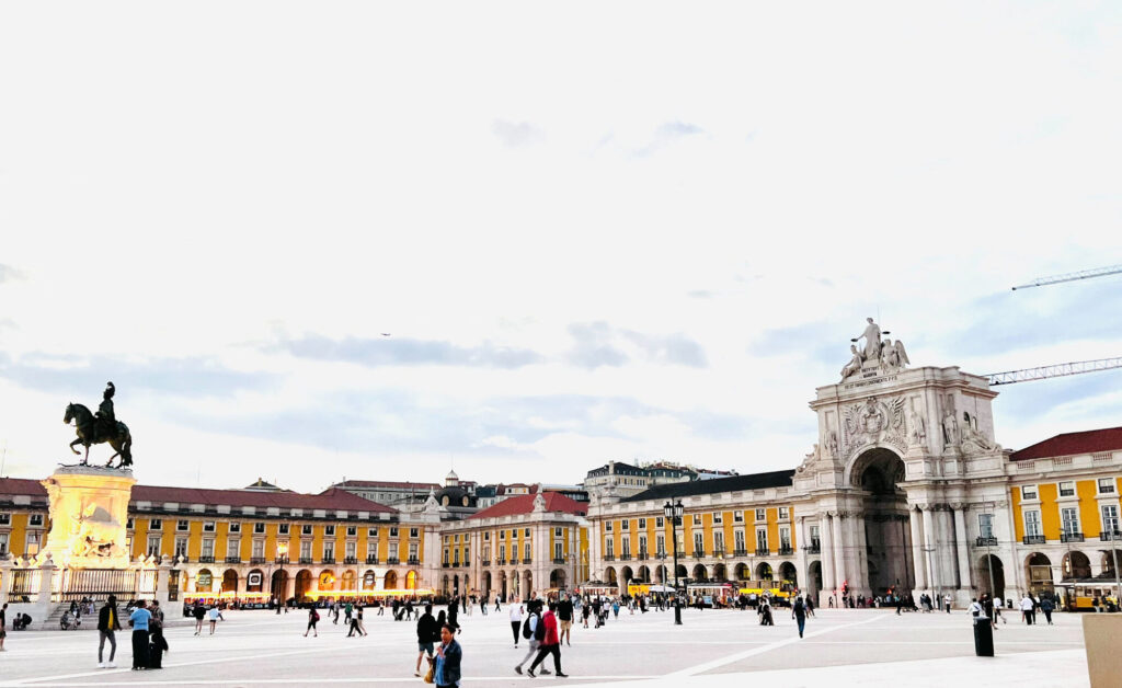 Et åpent torg i sentrum av Lisboa