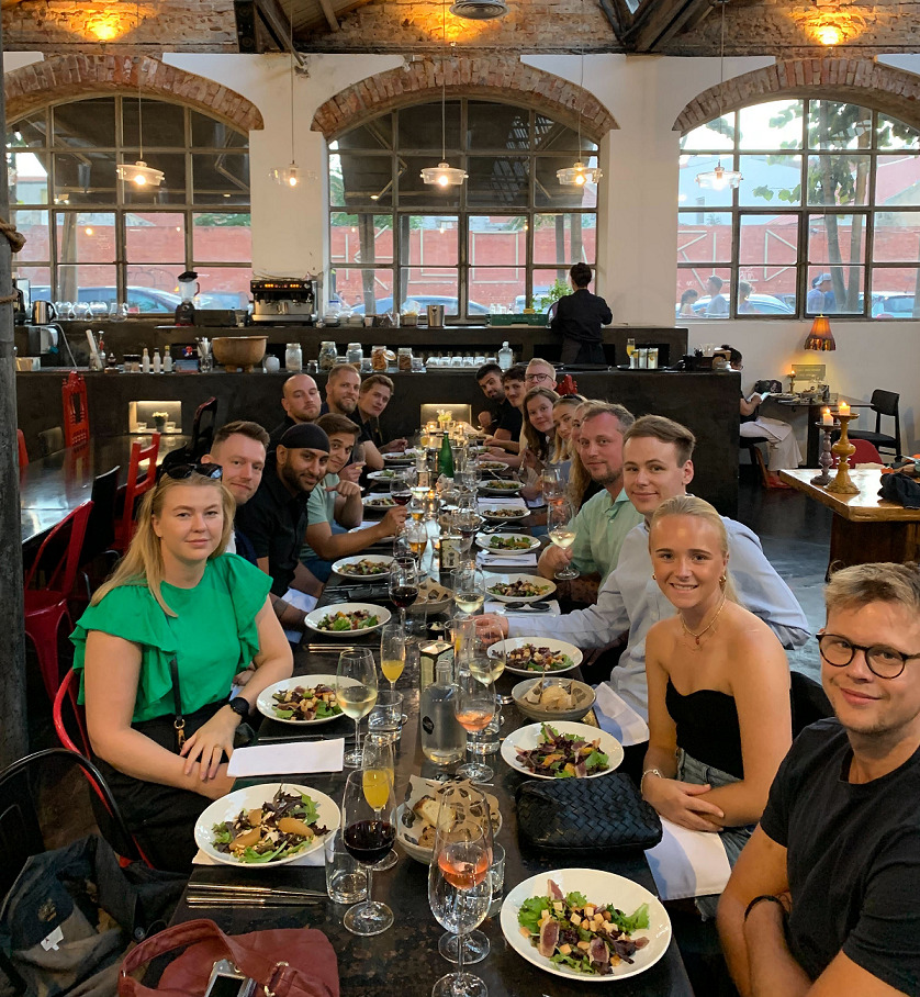 Restaurantbesøk med EasyPractice-teamet på et langbord med mat på tallerkene