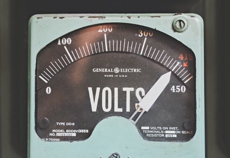 Voltameter som visar höga volt