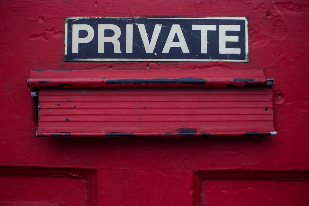 Röd dörr med skyllt som säger "private"