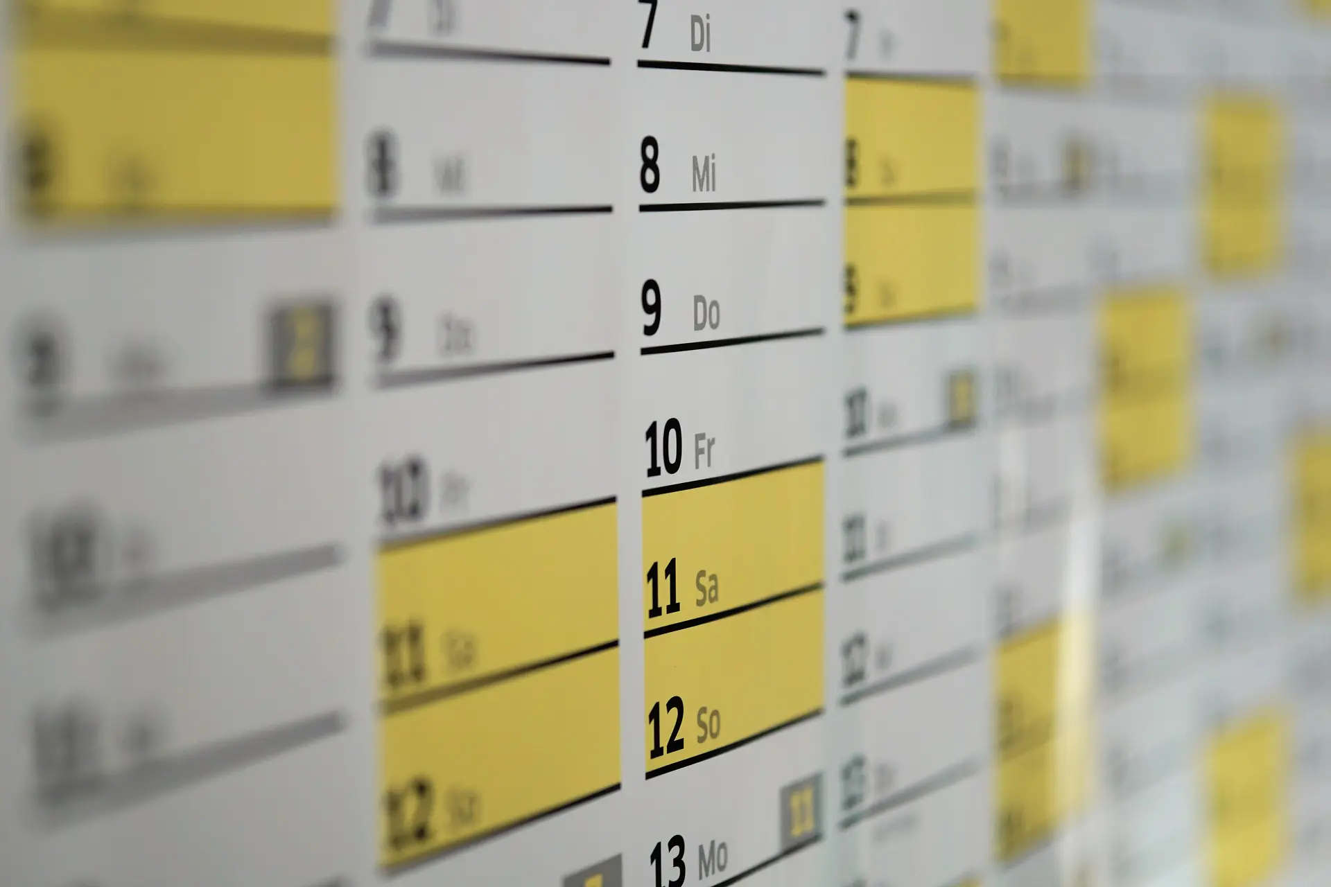 Kalender med vita och gula luckor