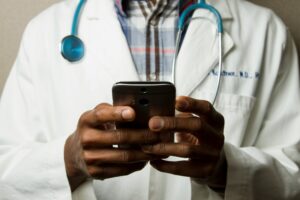 Läkare använder telefon